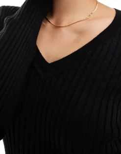 Glamorous V-neck Crop-top In Black For Women -Glamorous Shop 207476043 3